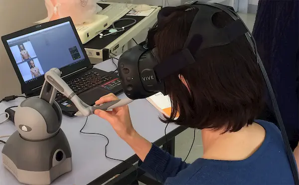 Geomagic Touchデバイスで聴診器(チェストピース)モデルを操作し、聴診部位にあてる。(人体との接触感覚を再現)
